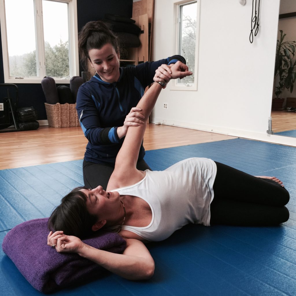 As part of a new program I'm trying, Alisha from The Movement Project is using Resistance Stretching to work on my upper body: an eccentric loading technique that improves quality of tissue, helps resolve pain and restores range of motion. 